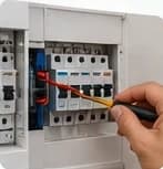 Quadro de disjuntores sendo revisado